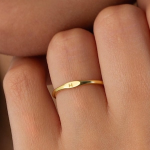 Anillo inicial delgado de oro macizo de 14 quilates • Anillo con letra estampada para mujer • Anillo de sello delgado apilable, regalo de joyería de oro real personalizado para ella