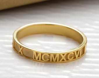 Anel feminino com numerais romanos • Anel de ouro maciço 14K com data em numerais romanos • Joia personalizada para momentos especiais • Aliança de casamento personalizada com numerais romanos