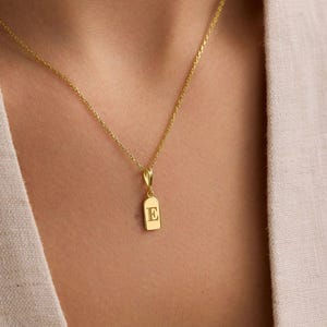 14K Solid Gold Initial Tag Halskette • Gravur Brief Anhänger • Personalisiertes Schmuck Geschenk