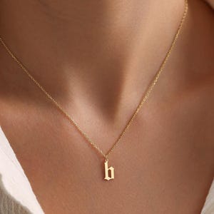 14 kt ketting met oude Engelse letters • kleine letters gotisch lettertype initiaal • Massief gouden oudengelse sieraden • Gepersonaliseerde verjaardagscadeau