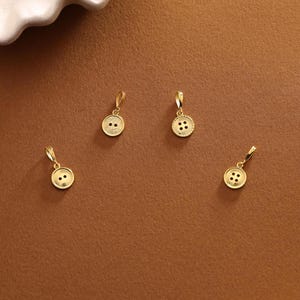 14 kt massief gouden knoopbedels • Sierlijke knophangers voor ketting • Cadeau voor naaistervrouwen • Themabedels naaien voor het maken van sieraden