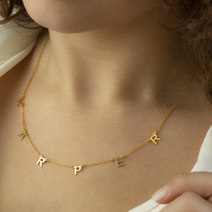 Collar con nombre colgante de oro macizo, collar con letras colgantes de oro de 14 quilates, collar con nombre inicial espaciado, joyería personalizada para regalo de cumpleaños