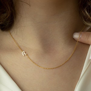 Collar con inicial lateral de oro macizo de 14 quilates, collar con letra lateral, joyería personalizada para mujer, collar con inicial para mamá, regalo de cumpleaños