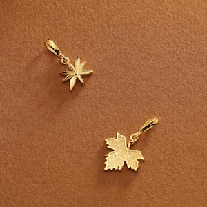 Små bladguldberlocker • 14K massivt guld lönnlövshänge för halsband • Liten cannabisberlock för smyckestillverkning • Marijuanabladshänge