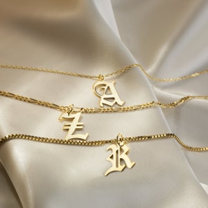 Collar con inicial en inglés antiguo de oro macizo de 14 quilates, collar con letras góticas, ideas de regalos personalizados para el día de cumpleaños, joyas con letras góticas de 14 quilates para mujeres