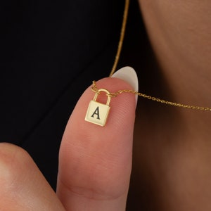 14K Gold Initial Halskette, Liebesschloss Halskette für gf, personalisierte Schmuck Geschenk für BDay, zierlicher Solid Gold Schloss Anhänger