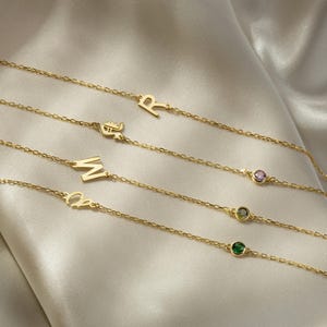 Collar con inicial lateral y piedra de nacimiento en oro de 14 quilates. Collar de oro macizo con piedra de nacimiento y letra. Joya personalizada para mamá. Regalo de cumpleaños.