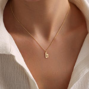 Collar con letra inglesa antigua de 14 quilates • Colgante con inicial en letra gótica en minúscula • Joyas inglesas antiguas de oro macizo • Regalo de cumpleaños personalizado para ella
