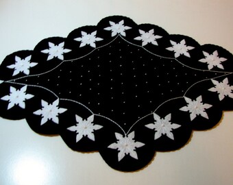 26" x 16-1/2" Black and White SNOWFLAKE Penny Rug - Candle Mat - Primitive - Folk Art - Holiday Decor - Winter Table Mat - Wool Snowflakes