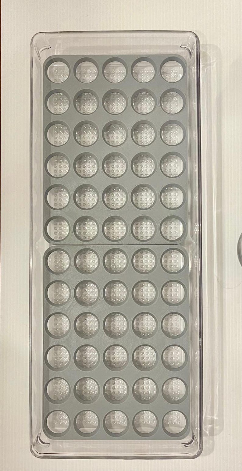 This is the grey version of the tray.