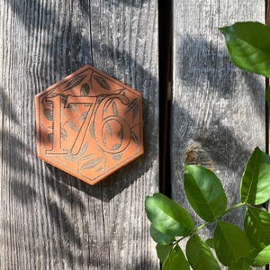 テラコッタ タイルに刻まれたオリジナルの家番号。 | カスタマイズ可能な家のドアのサイン。 | カスタマイズ可能なテラコッタ タイル。