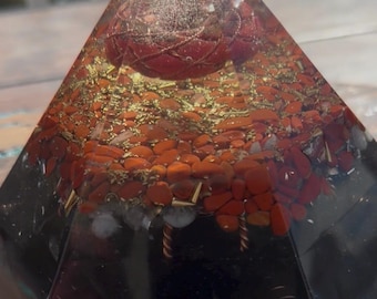 Pirámide hexagonal dorada, jaspe rojo, citrino, cuarzo rosa, turmalina, toroide, armonizador, cuarzo lemuriano, tensor galáctico