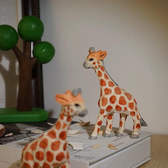 4インチ手彫り木製キリン置物、デスク装飾ギフト、かわいいキリン木製