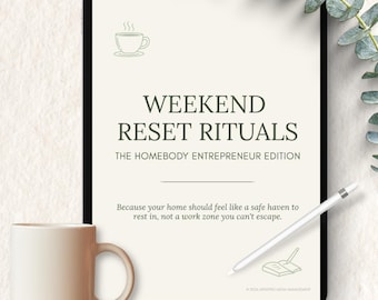 Puede incluir: Una tableta digital que muestra el texto WEEKEND RESET RITUALS THE HOMEBODY ENTREPRENEUR EDITION con un icono de taza de café y un icono de cuaderno. La pantalla incluye el texto Because your home should feel like a safe haven to rest in.