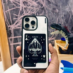 Punjab SPADE (blanco) - HukkaM de YaKKe - Funda de teléfono Punjab para iPhone y Samsung. Fundas para teléfono iPhone 16.