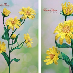 Könnte beinhalten: Zwei Sträuße gelber Perlenblumen mit grünen Perlenstielen und -blättern. Die Blumen sind in einer Vase arrangiert. Der Text "Bead Flora Studio" ist auf beiden Sträußen sichtbar.