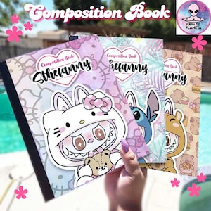 Puede incluir: Una pila de cuadernos con cubiertas coloridas. Los cuadernos presentan diseños de personajes de dibujos animados, incluyendo un personaje inspirado en Hello Kitty, Stitch y un oso. El texto "Composition Book" y "Sthefanny" es visible en las cubiertas.