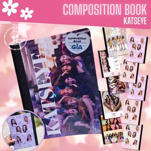 Puede incluir: Una colección de cuadernos de composición Katseye con varias portadas fotográficas de los miembros del grupo. Los cuadernos muestran diversos diseños con retratos individuales y grupales, firmas y el texto Katseye y Composition Book Gia.