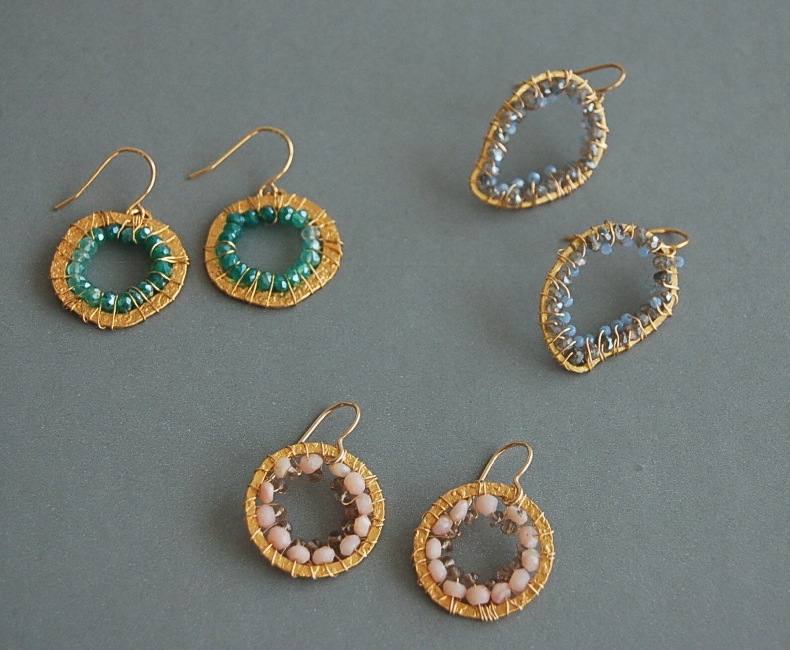 Petite pendientes círculo oro envuelto con gemas artesano de | Etsy