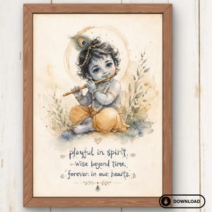 Puede incluir: Una impresión enmarcada de estilo acuarela que muestra a un joven Krishna de piel azul, con vestimenta amarilla y una pluma de pavo real en el cabello, tocando una flauta. Debajo de la figura, el texto dice: playful in spirit, wise beyond time, forever, in our hearts.