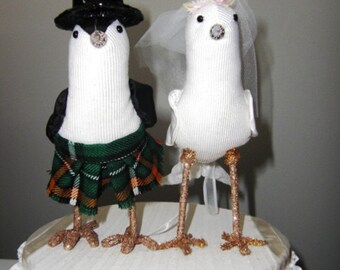 Personalisierter Vogel-Hochzeitstorte-Topper: Bräutigam's Tartan Kilt & Brautschleier
