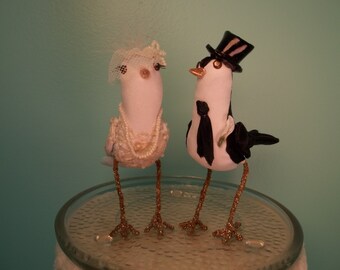 Cake topper miniature birds Bride Groom lace dress pearl necklace birdcage veil top hat tie suit boutonniere black white calla lily