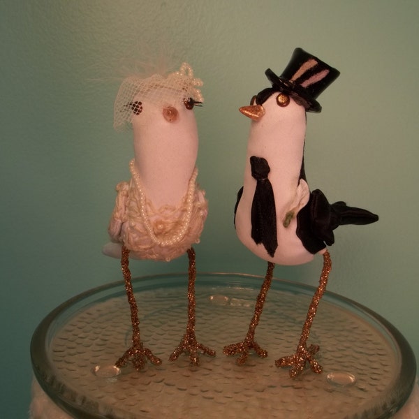 Cake topper miniature birds Bride Groom lace dress pearl necklace birdcage veil top hat tie suit boutonniere black white calla lily