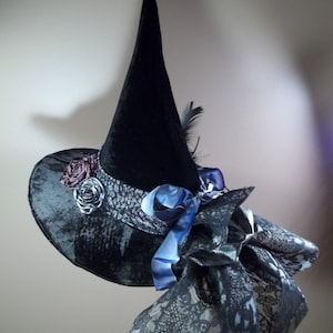 Sombrero de bruja terciopelo negro lazos flores velo rosa púrpura azul guepardo