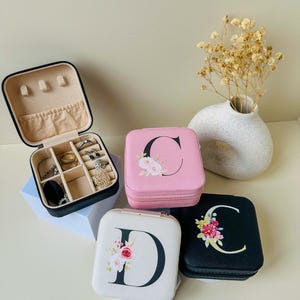 Boîte à bijoux personnalisée avec initiale fleurie | Cadeau femme, témoin, demoiselle d'honneur, voyage, Mariée | Coffret cadeau