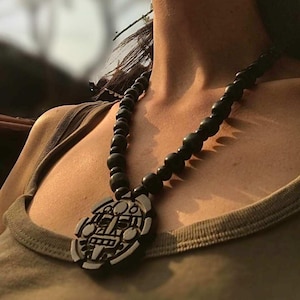 Tonatiuh-hänge, solgud, aztekisk kalender, halsband i antik stil, guatemalansk jade och obsidian