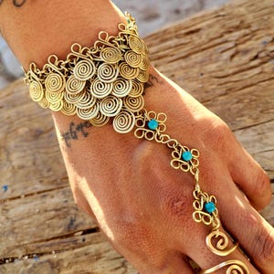 Hand bracelet with brass ring and howlite stone beads, finger chain bracelet, bohemian jewelry in gold alpaca metal, boho style hand jewelry