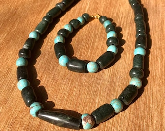 Ensemble collier et bracelet maya de style jade guatémaltèque ancien avec perles tubulaires en pierre serpentine et turquoise.