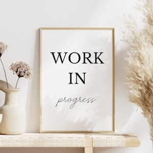 Motivationsposter Work in Progress – modernes Spruchbild für Büro oder Homeoffice – minimalistische Wanddeko für Selbstständige