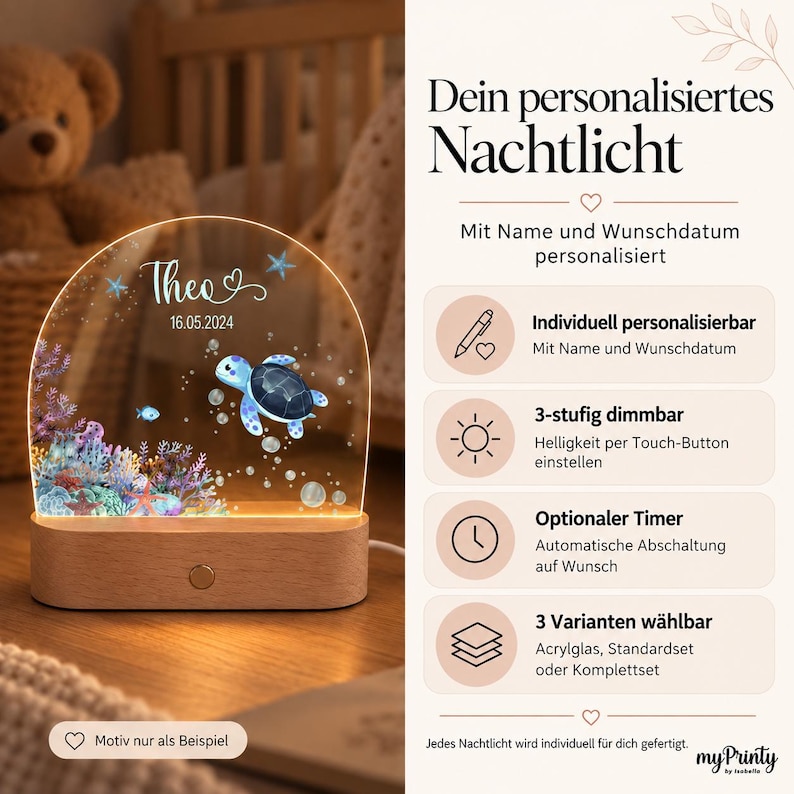 Könnte beinhalten: Ein halbkreisförmiges Acryl-Nachtlicht mit einem Aufdruck von einer Meeresschildkröte und Korallenriff, beleuchtet durch einen hellen Holzsockel. Der Text "Theo" und "16.05.2024" ist auf der Acrylfläche gedruckt. Rechts steht deutscher Text.