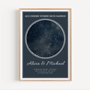 Könnte beinhalten: Ein gerahmter Druck mit dunkelblauem Hintergrund, der eine kreisförmige Sternenkarte zeigt. Der Text "ALS UNSERE STERNE SICH FANDEN" steht oben, darunter "Alicia & Michael". Zusätzlicher Text enthält Ort und Datum.
