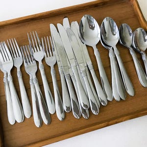 Oneida Banbury Flatware Set: 32-Piece Stainless Steel Silverware Replacement