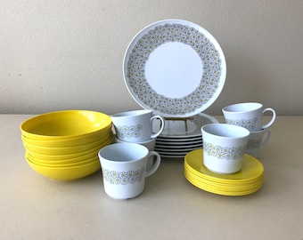 Vintage Plastic Daisies Dishware - 27-Piece Melamine Outdoor Picnic Plates, Bowls, & Mugs