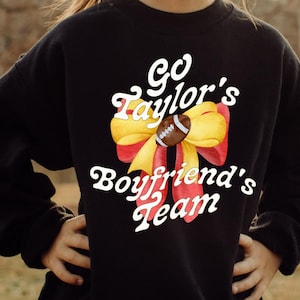 Go Taylor&#39;s Boyfriend&#39;s Team Youth Girls Kansas City Chiefs Sweatshirt for KC Football Fans and Swifties Coquette Girls Shirt Football & Bow