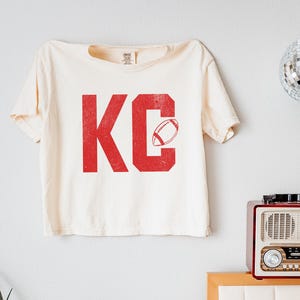 Camiseta de fútbol de Kansas City - Camiseta texturizada de KC - Camiseta de fútbol de KC con aspecto vintage recortado - Camiseta de día de juego de KC - Camiseta de fútbol elegante - Regalo para fanáticos del deporte
