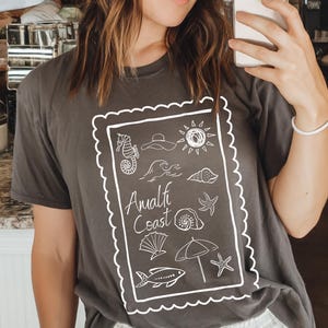 Camiseta Costa Amalfitana - Colores cómodos - Camiseta para amantes de los viajes a Italia - Camiseta para vacaciones de verano - Camiseta estilo postal con aspecto vintage - Camiseta Amalfi Y2K - Tendencia