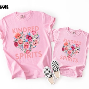Kindred Spirit Group ママと私-コテージコアシャツ- 友達シャツ 赤毛のアンTシャツ（友達グループ用）親友へのギフトTシャツ