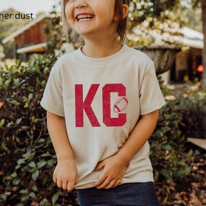 Camiseta de fútbol americano de Kansas City para niños pequeños - Camiseta texturizada de Kansas City, Kansas City Kids Bella Canvas, regalo para fanáticos del fútbol americano de Kansas City para niños pequeños. Camiseta súper suave.