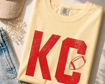 Camiseta de fútbol americano de KC, camiseta ComfortColors de moda de KC para aficionados, ropa para el día del partido, camiseta unisex de Kansas City, regalo con gráfico sencillo y texturizado