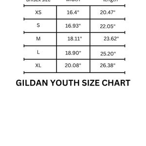 Op de afbeelding: Een maattabel voor Gildan jeugd kleding, met unisex maten, breedte en lengte in inches.