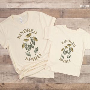 Kindred Spirit Group ママと私-コテージコアシャツ- 友達シャツ 赤毛のアンTシャツ（友達グループ用）親友へのギフトTシャツ