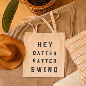 Baseball Tragetasche Geschenk für Trainer und Sport Mütter-Spieltag Tragetasche Hey Batter Swing Spieltag Bekleidung-Geschenk für Baseball Mama-Pitcher Mom