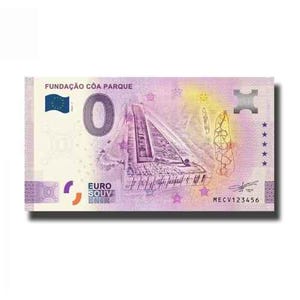 Op de afbeelding: Een paarse en witte souvenirbankbiljet met de tekst "FUNDAÇÃO CÔA PARQUE" en "EURO SOUV" erop gedrukt. Het bankbiljet heeft een ontwerp van een gebouw met een groot nummer "0" erop gedrukt. Het bankbiljet heeft ook een serienummer "MECV123456" erop gedrukt.
