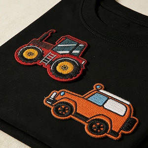 Op de afbeelding: Een witte keramische mok met een zwarte handgreep en de tekst "But First, Coffee" in een handschriftstijl. De mok staat op een wit oppervlak. De mok is 10 cm hoog.