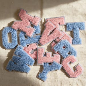 Puede incluir: Un letrero de madera rústica con el texto "Welcome to our home" en letras blancas. El letrero presenta un acabado envejecido y un diseño simple y acogedor, ideal para un porche o entrada.