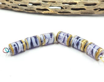 Conjunto de contas de vidro soprado marfim prateado com listras violetas em formato de barril (SRA). Espaçadores não incluídos.